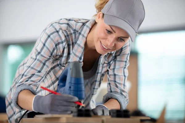 Female Carpenter Marking Wood Workshop — Stock Photo, Image