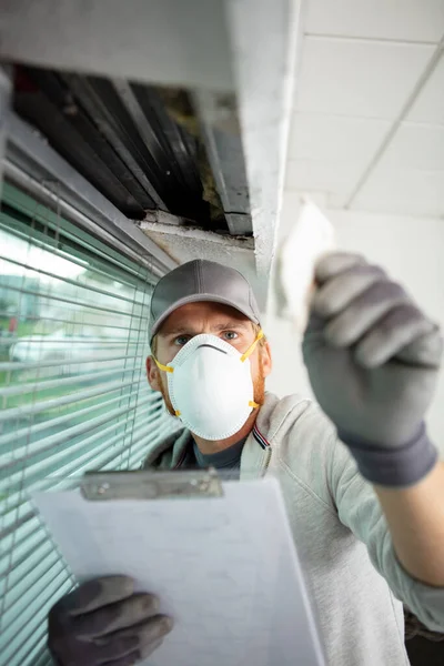 근로자가 에어컨을 청소하는 — 스톡 사진