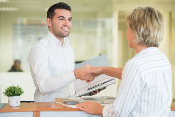 Vrouw Man Tijdens Zakenhanddruk — Stockfoto