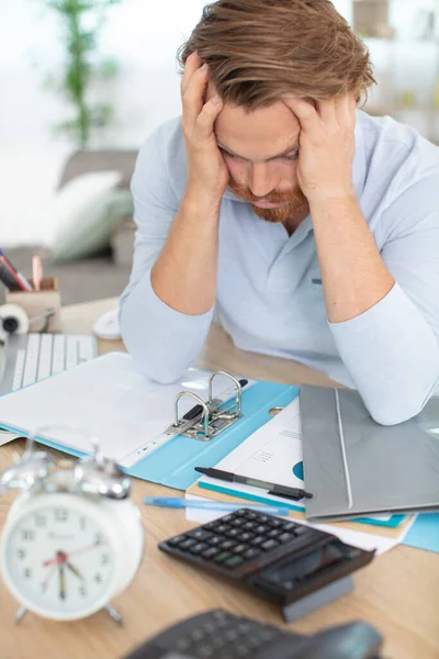Επιχειρηματίας Έχει Κατάθλιψη Από Λογιστήριο Στο Γραφείο Του — Φωτογραφία Αρχείου
