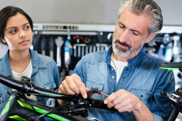 Técnico Bicicletas Arreglar Problema Del Manillar Bicicleta — Foto de Stock