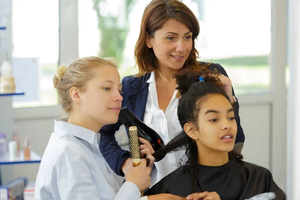 Porträtt Lärling Frisör Jobbet — Stockfoto