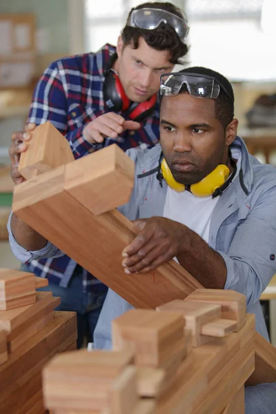 Lavoratori Maturi Levigatura Pezzi Legno — Foto Stock