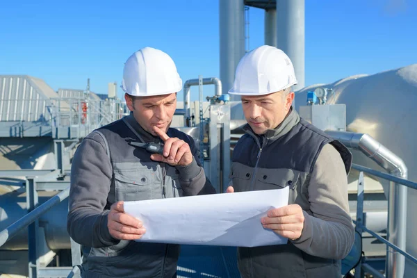 Equipo Ingeniería Una Fábrica Refinerías — Foto de Stock