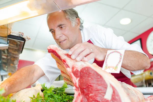 Een Slager Slager Aan Balie — Stockfoto