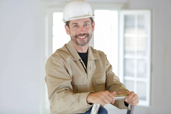 Homem Construtor Está Pronto Para Rebocar Paredes Casa — Fotografia de Stock