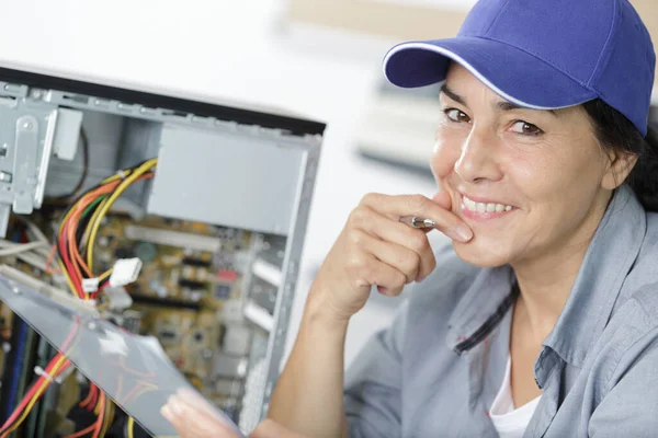 Gelukkig Volwassen Vrouwelijke Technicus — Stockfoto