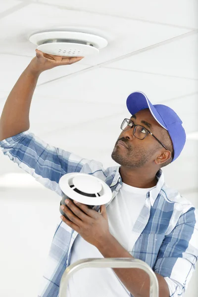 Worker Repairing Ceiling Air Conditioning Unit — Stock Photo, Image