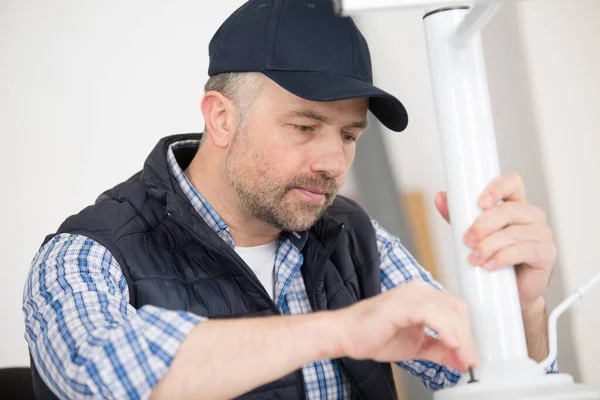 Geconcentreerde Man Die Een Metalen Stoel Maakt — Stockfoto