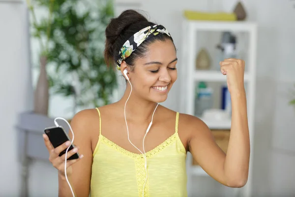 Vrouw Die Thuis Naar Muziek Luistert — Stockfoto