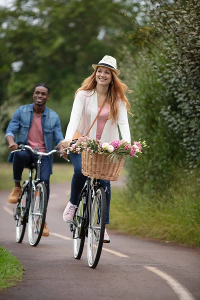 Glada Unga Par Rida Cyklar Längs Vägen Sommaren — Stockfoto