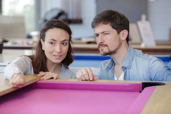 Bonita Pareja Mirando Billares Mesas — Foto de Stock