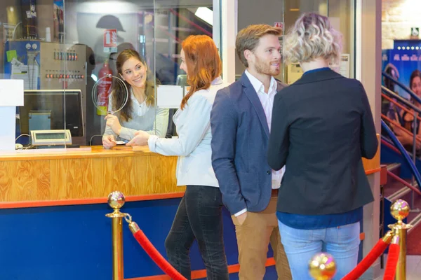 Multidão Pessoas Comprando Ingresso Para Cinema Shopping — Fotografia de Stock