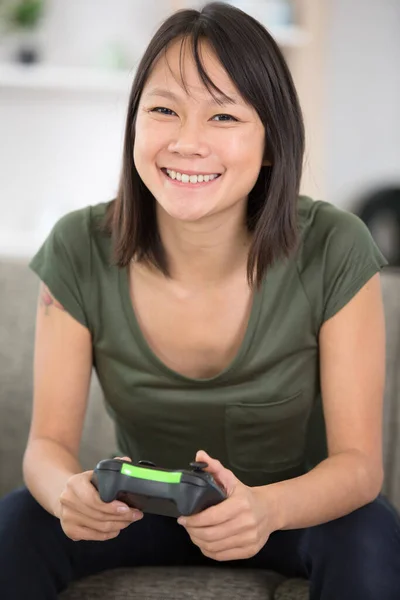 年轻快乐的女人玩电子游戏 — 图库照片