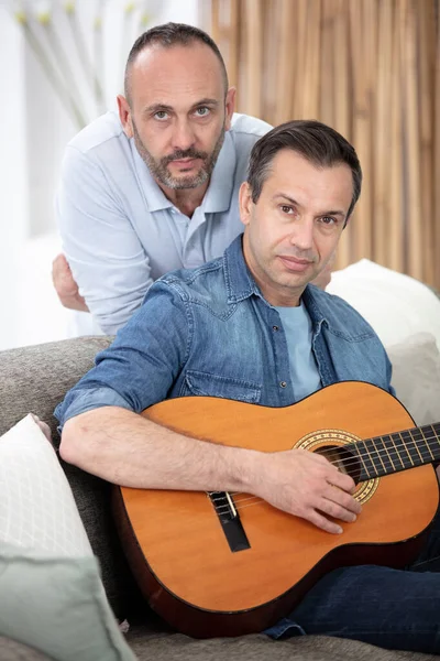 Amoroso Gay Casal Descansando Com Guitarra — Fotografia de Stock