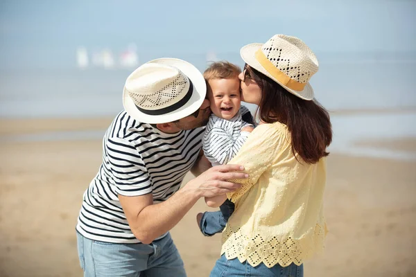 Familie Met Zoon Aan Het Strand Genieten Van Tijd Aan — Stockfoto