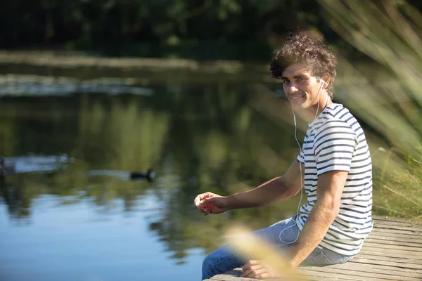 Mann Sitzt Teichnähe Park Und Beobachtet Enten — Stockfoto