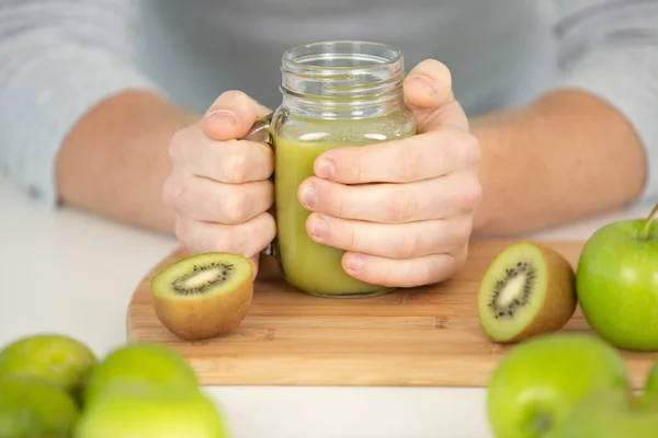 Giovane Uomo Maschio Fare Cocktail Frullato Verde — Foto Stock