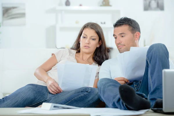 Pareja Casa Mirando Través Papeleo — Foto de Stock