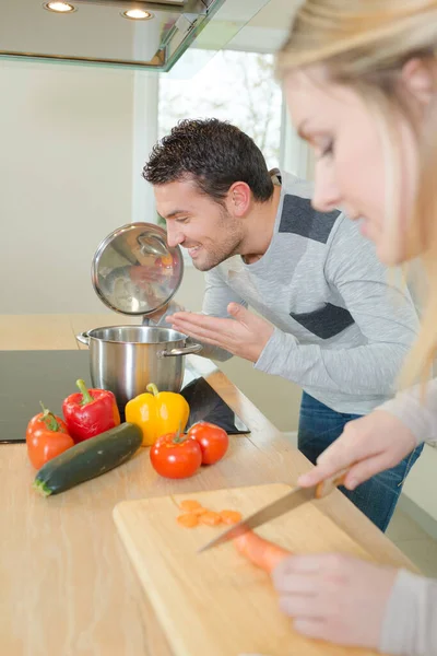 Una Pareja Está Cocinando Casa — Foto de Stock