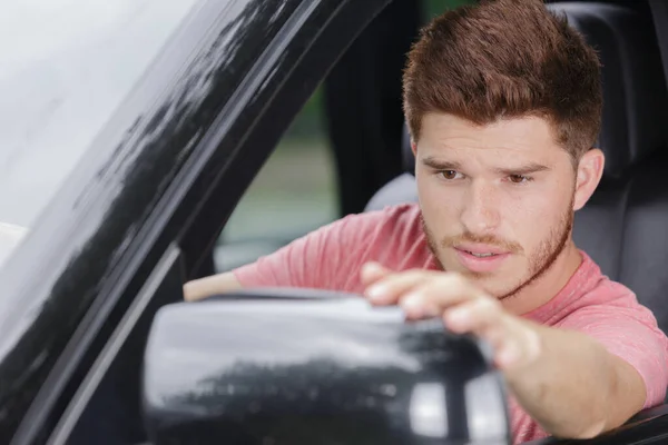 車の側鏡を修正する男性 — ストック写真