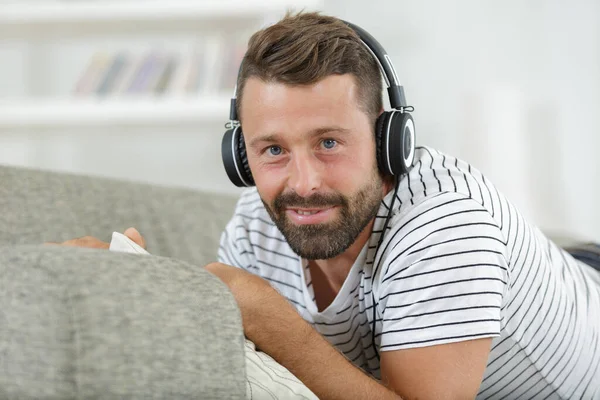 Homme Sur Canapé Avec Écouteurs — Photo