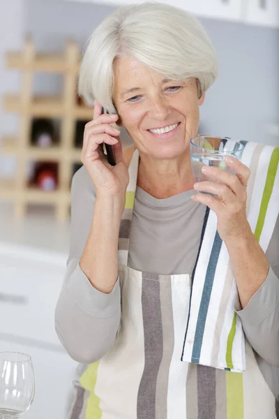 Happy Senior Kvinna Talar Mobiltelefon — Stockfoto