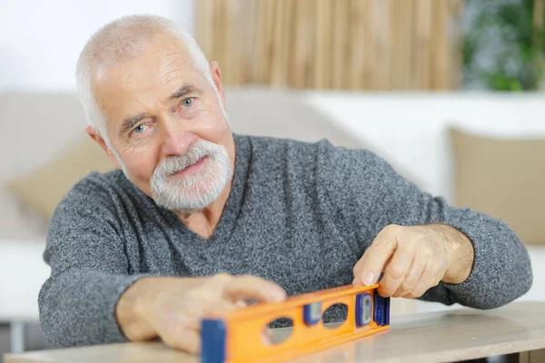 Konzentrierter Senior Repariert Ein Möbel — Stockfoto