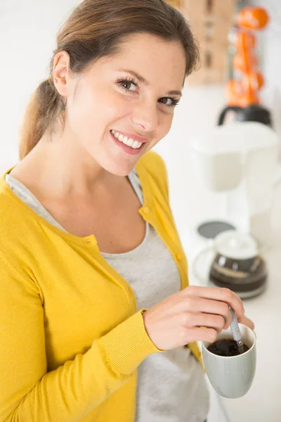 Belle Fille Faire Café Pour Petit Déjeuner — Photo