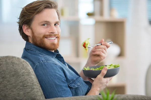 Jonge Man Eet Salade Een Café — Stockfoto