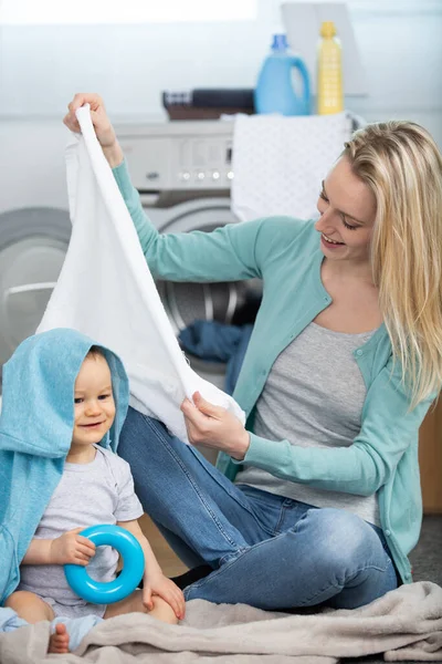 Mère Avec Bébé Engagé Dans Tâche Vêtements Pli Blanchisserie — Photo