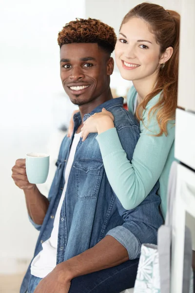 Jeune Couple Buvant Café Dans Une Cuisine Moderne — Photo