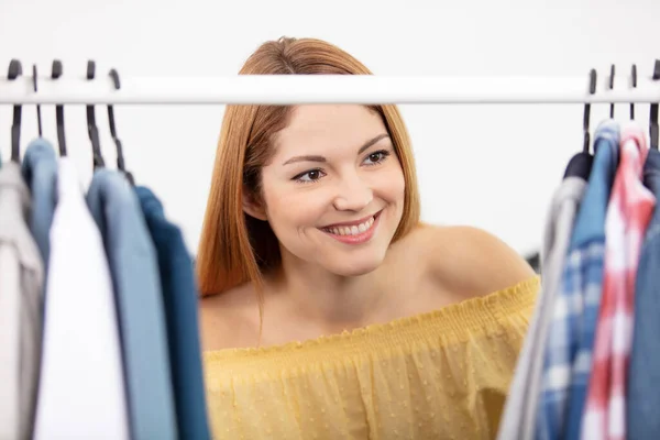 Mujer Joven Buen Aspecto Mirando Través Ropa — Foto de Stock