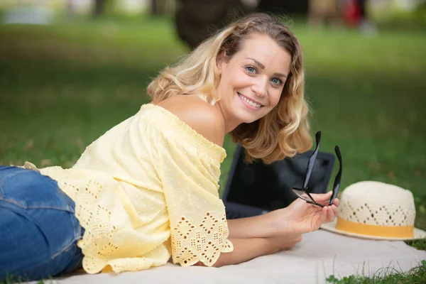 Mooie Lachende Vrouw Leggen Veld Land — Stockfoto