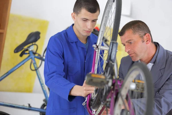 Due Colleghi Riparatori Biciclette Che Lavorano Nel Garage Biciclette — Foto Stock