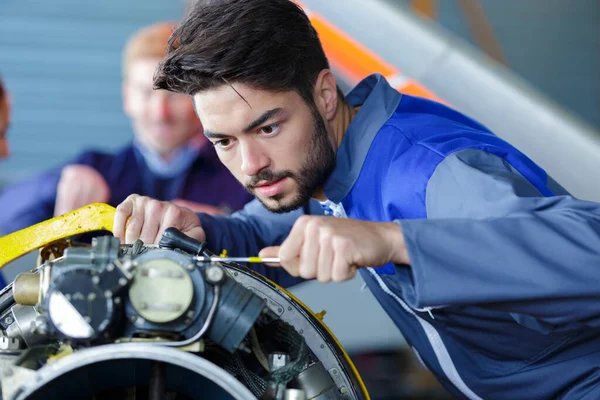 Ein Junger Mann Repariert Eine Maschine — Stockfoto