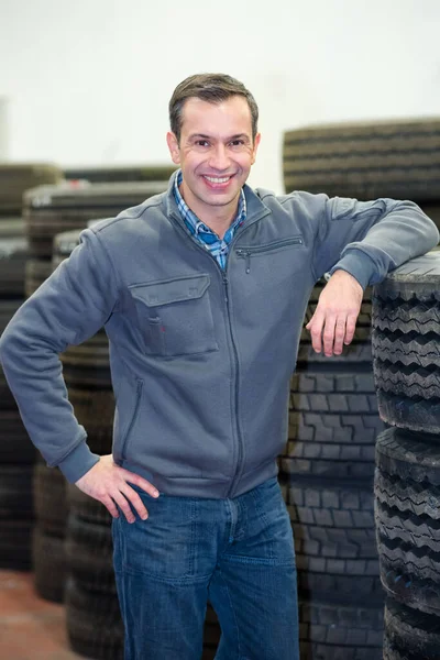 Mécanicien Heureux Dans Garage — Photo