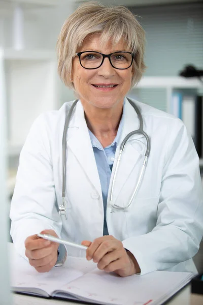 Portrait Une Femme Médecin Âgée Assise Son Bureau — Photo