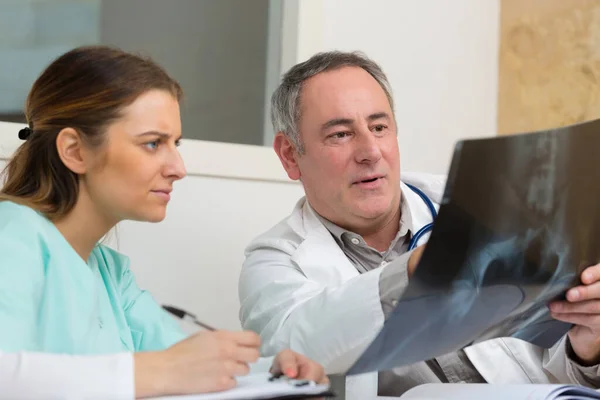 Dentistas Una Radiografía —  Fotos de Stock