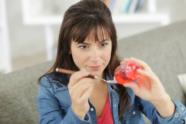 Kvinna Hälla Läkemedel Sirap Sked — Stockfoto