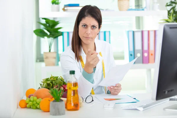 Female Dietician Holding Results Cross Patient — Stock Photo, Image