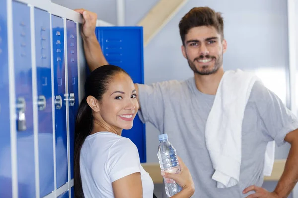 Kvinna Och Man Möte Gym Omklädningsrum — Stockfoto