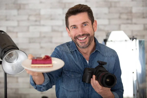 Mann Mit Kamera Filmt Süße Backwaren — Stockfoto