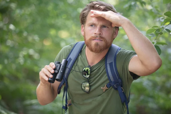 Hombre Explorador Bosque Escaneando Horizonte Con Prismáticos — Foto de Stock