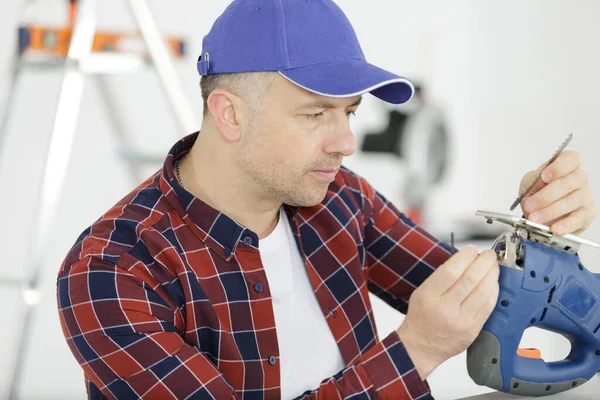 Jovem Trabalhador Usando Máquina Lixar — Fotografia de Stock