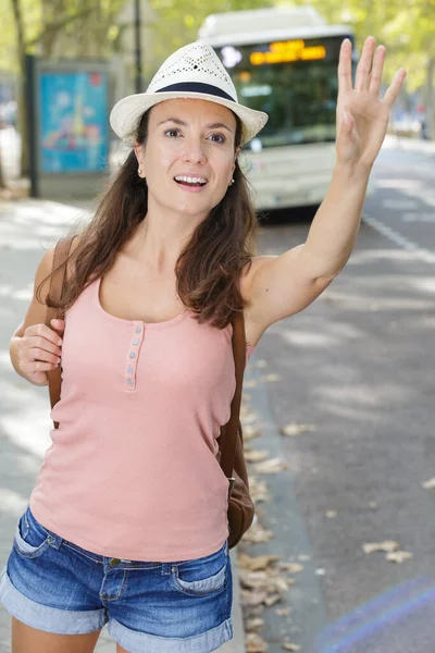 Mujer Llamando Taxi Levantando Brazo Stree — Foto de Stock