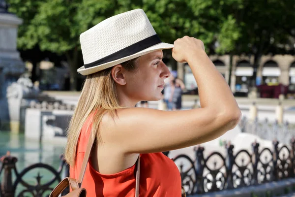 Nahaufnahme Einer Frau Die Ins Freie Schaut — Stockfoto