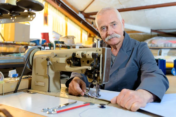 Senior Mechaniker Repariert Industrienähmaschine Fabrik — Stockfoto