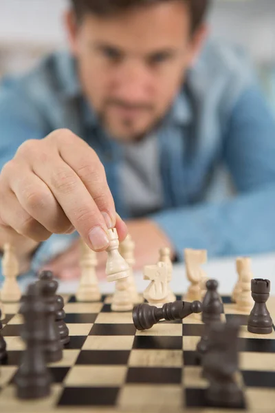 Junger Mann Spielt Schach — Stockfoto