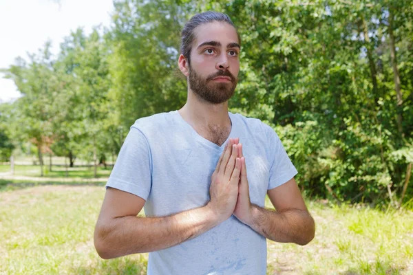Молодой Человек Медитации Лесу — стоковое фото